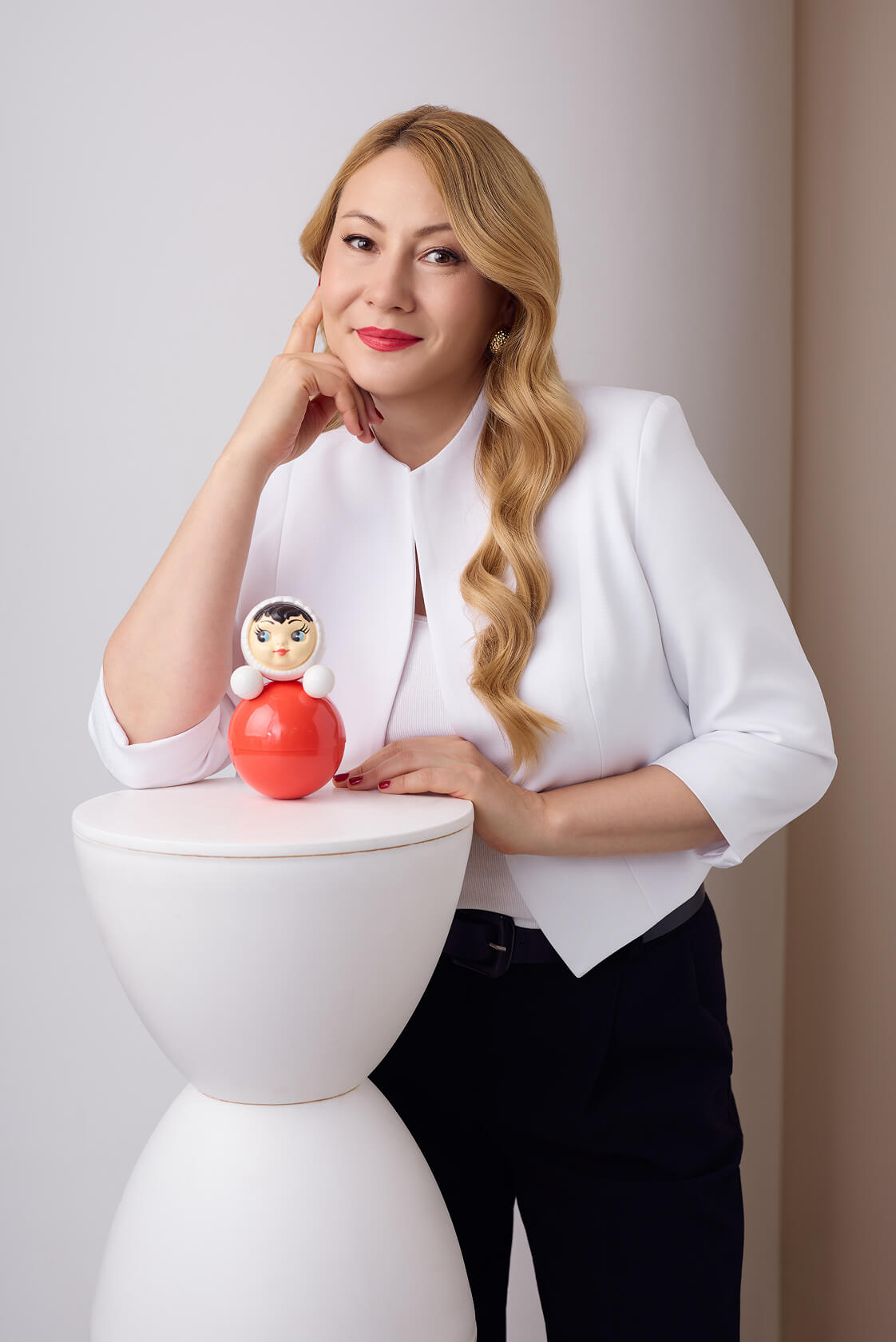 Юлия Семакова с красной неваляшкой